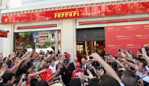 Mucho público en la apertura de la Ferrari Store de Madrid