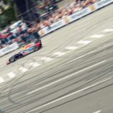 Daniel Ricciardo rueda por las calles de Kiev