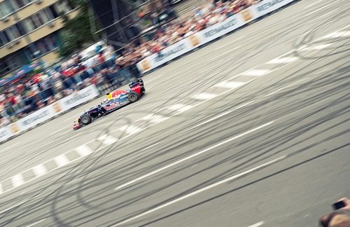Daniel Ricciardo rueda por las calles de Kiev