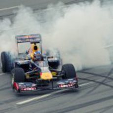 Daniel Ricciardo hace un 'donut' en Kiev