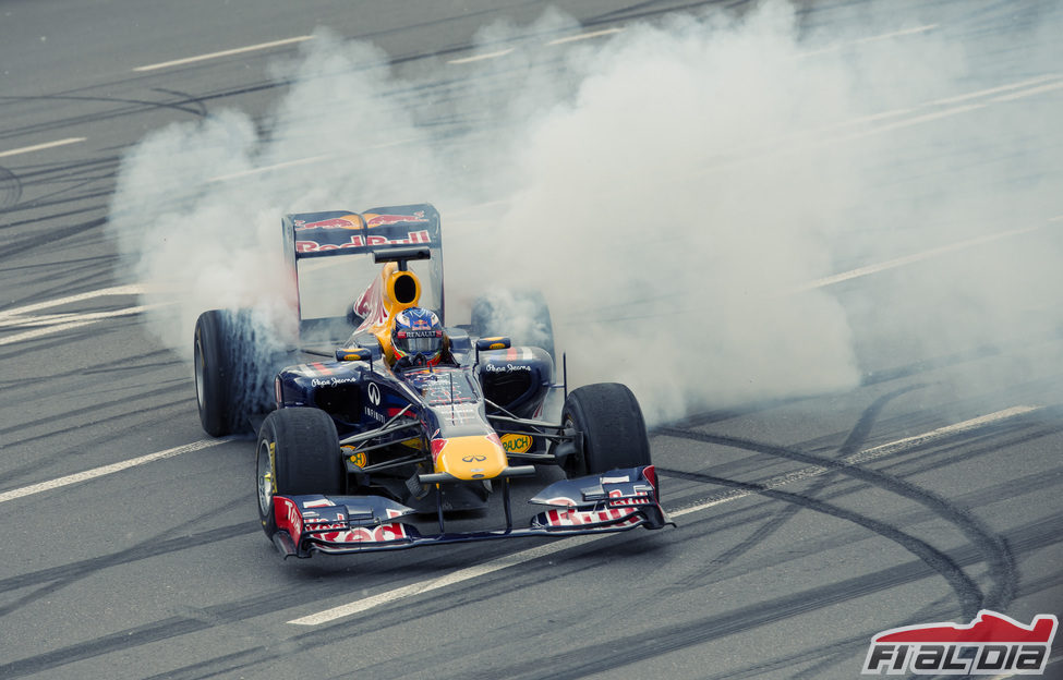 Daniel Ricciardo hace un 'donut' en Kiev