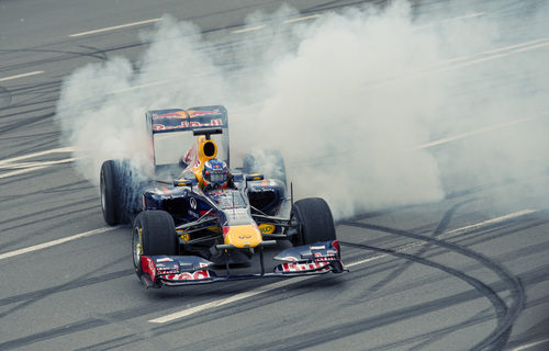Daniel Ricciardo hace un 'donut' en Kiev
