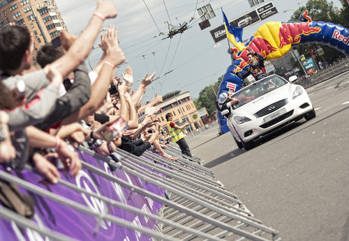 Daniel Ricciardo saluda a la afición ucraniana