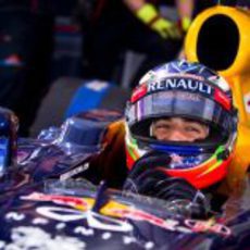 Ricciardo feliz en Kiev, sentado en el Red Bull