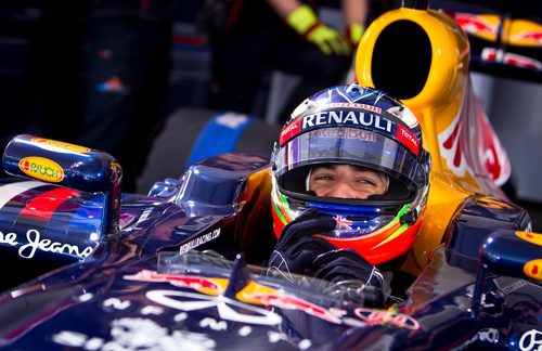 Ricciardo feliz en Kiev, sentado en el Red Bull