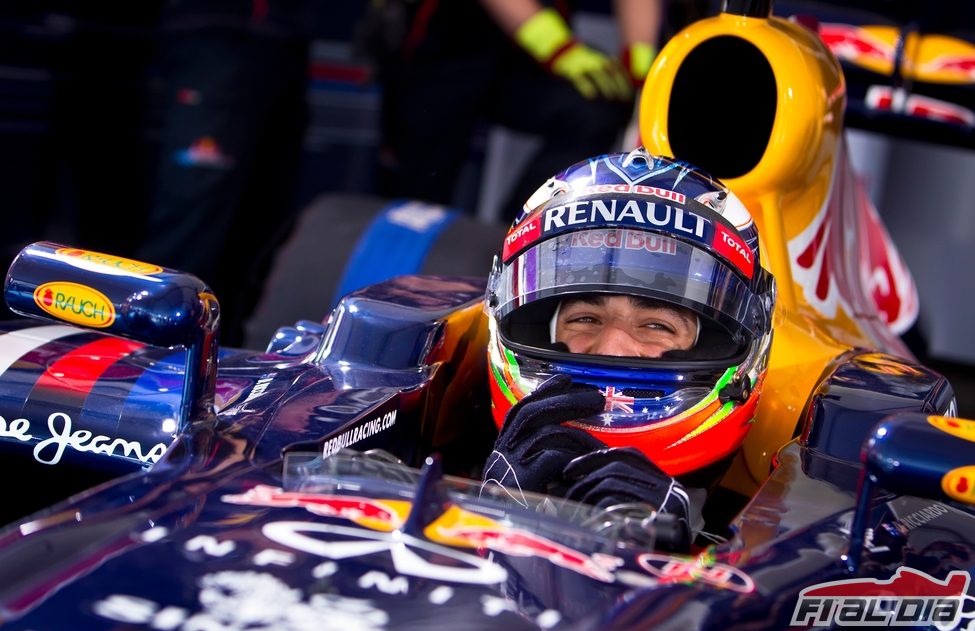 Ricciardo feliz en Kiev, sentado en el Red Bull