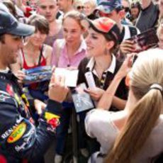 Daniel Ricciardo firma autógrafos en Ucrania