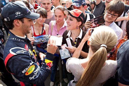 Daniel Ricciardo firma autógrafos en Ucrania
