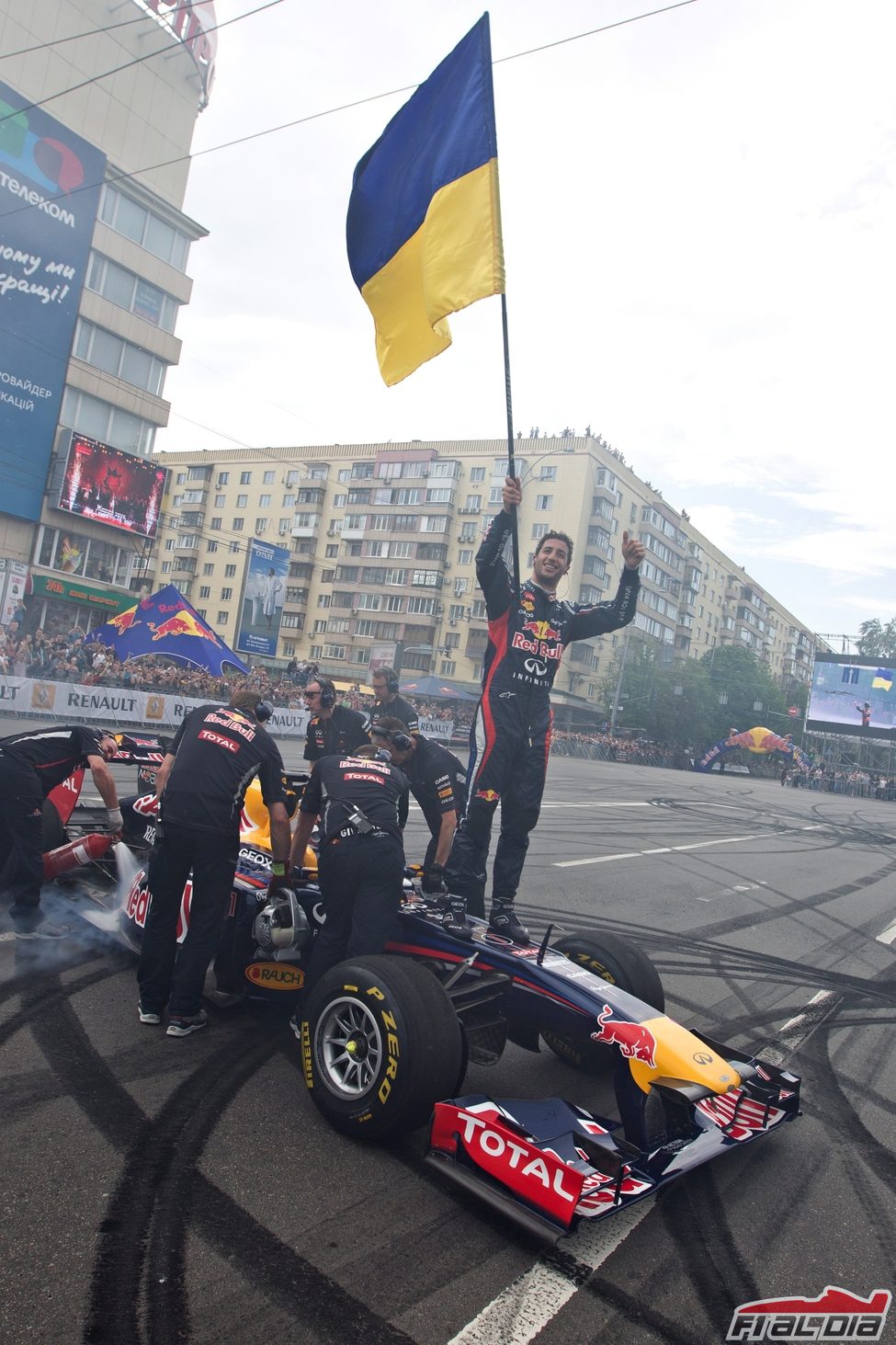 Daniel Ricciardo con la bandera de Ucrania