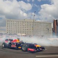 Daniel Ricciardo con el Red Bull en las calles de Kiev