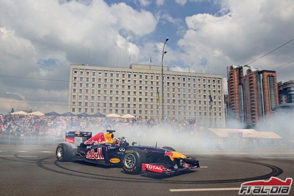 Daniel Ricciardo con el Red Bull en las calles de Kiev