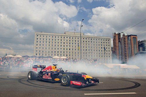 Daniel Ricciardo con el Red Bull en las calles de Kiev