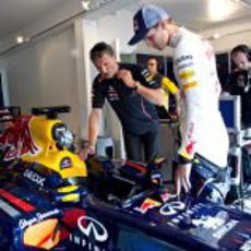 Thomas Morgenstern recibe instrucciones de David Coulthard