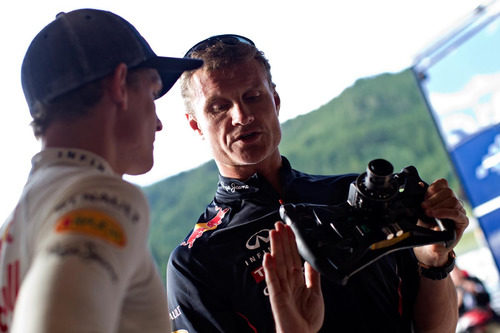 Coulthard muestra el volante a Thomas Morgenstern
