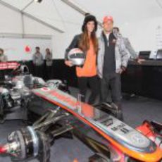 Jenson Button posa junto a su coche y una modelo local