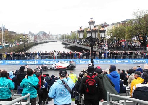 Button pasa con su McLaren por encima de uno de los puentes de Dublín
