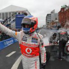 Jenson Button saluda al público de Dublín