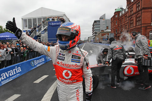 Jenson Button saluda al público de Dublín