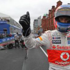 Jenson Button feliz en el 'Bavaria City Racing'