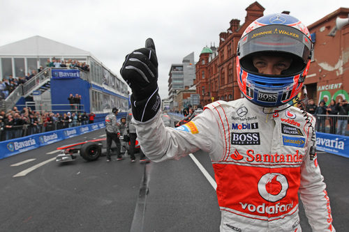 Jenson Button feliz en el 'Bavaria City Racing'