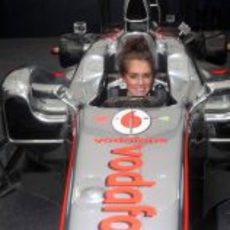 Una modelo del 'Bavaria City Racing' sentada en el MP4-26