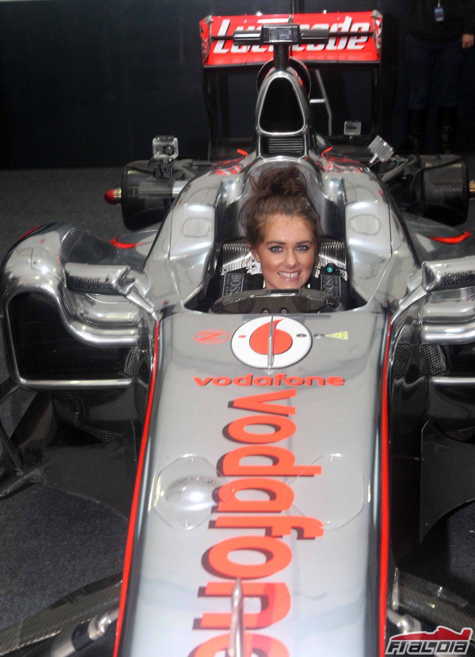 Una modelo del 'Bavaria City Racing' sentada en el MP4-26