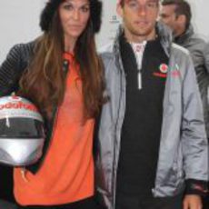 Jenson Button posa junto a una modelo en el 'Bavaria City Racing'