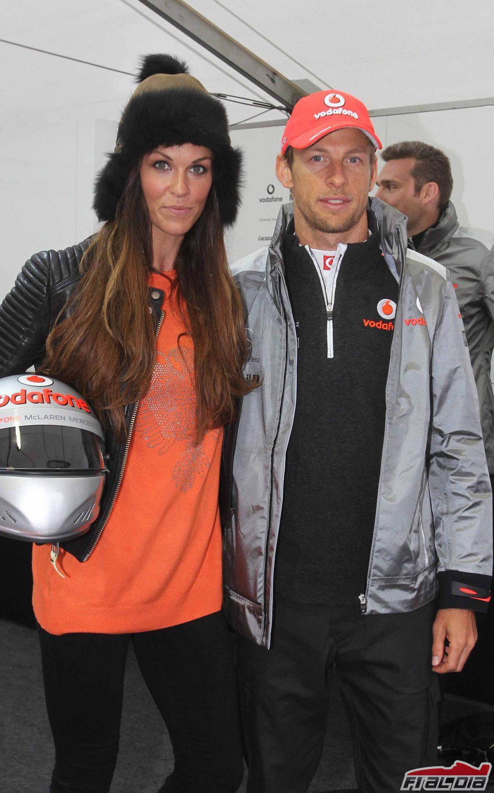 Jenson Button posa junto a una modelo en el 'Bavaria City Racing'