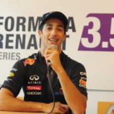 Daniel Ricciardo habla para la prensa en las World Series