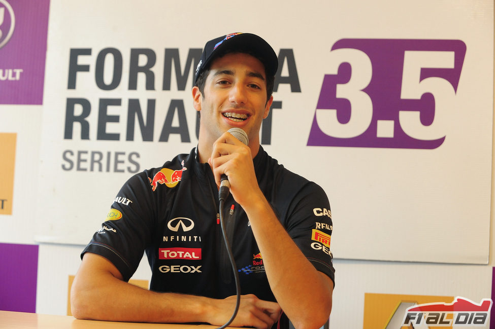 Daniel Ricciardo habla para la prensa en las World Series