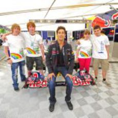 Daniel Ricciardo se fotografía con los fans en Spa