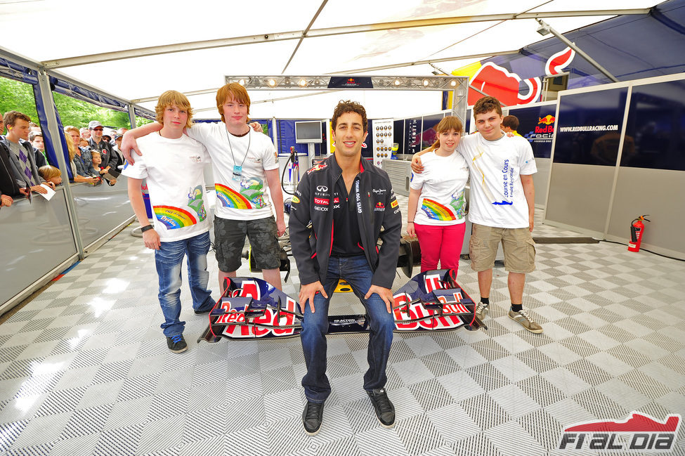 Daniel Ricciardo se fotografía con los fans en Spa