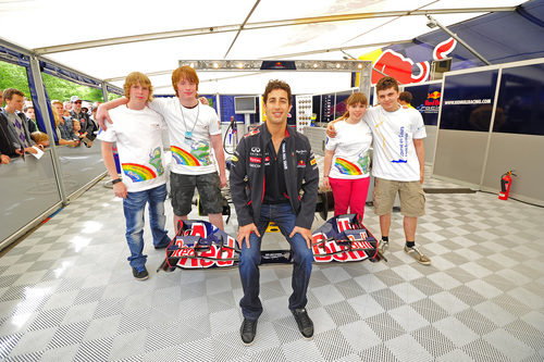Daniel Ricciardo se fotografía con los fans en Spa