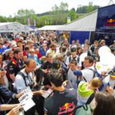 Ricciardo firma cientos de autógrafos en Spa con las World Series
