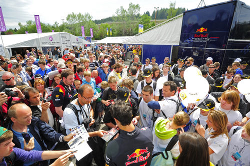 Ricciardo firma cientos de autógrafos en Spa con las World Series