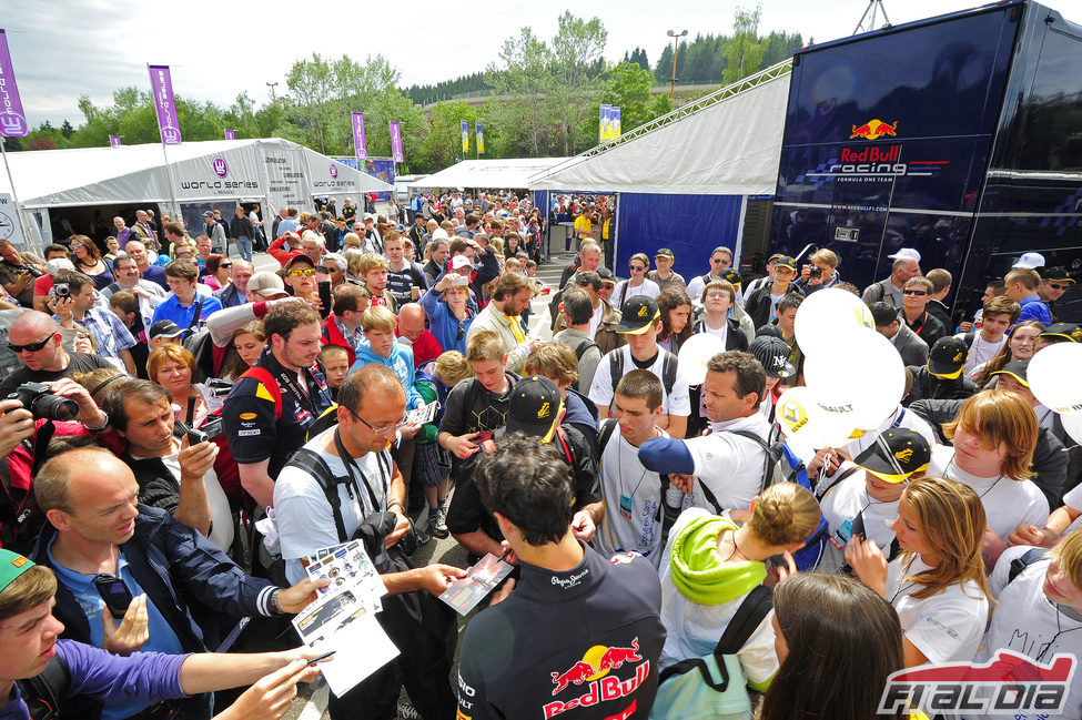 Ricciardo firma cientos de autógrafos en Spa con las World Series