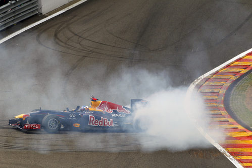 Ricciardo hace unos 'donuts' en el circuito de Spa-Francorchamps