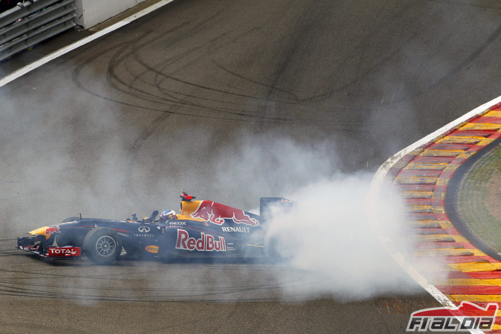 Ricciardo hace unos 'donuts' en el circuito de Spa-Francorchamps