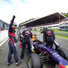 Daniel Ricciardo saluda al público de Spa-Francorchamps