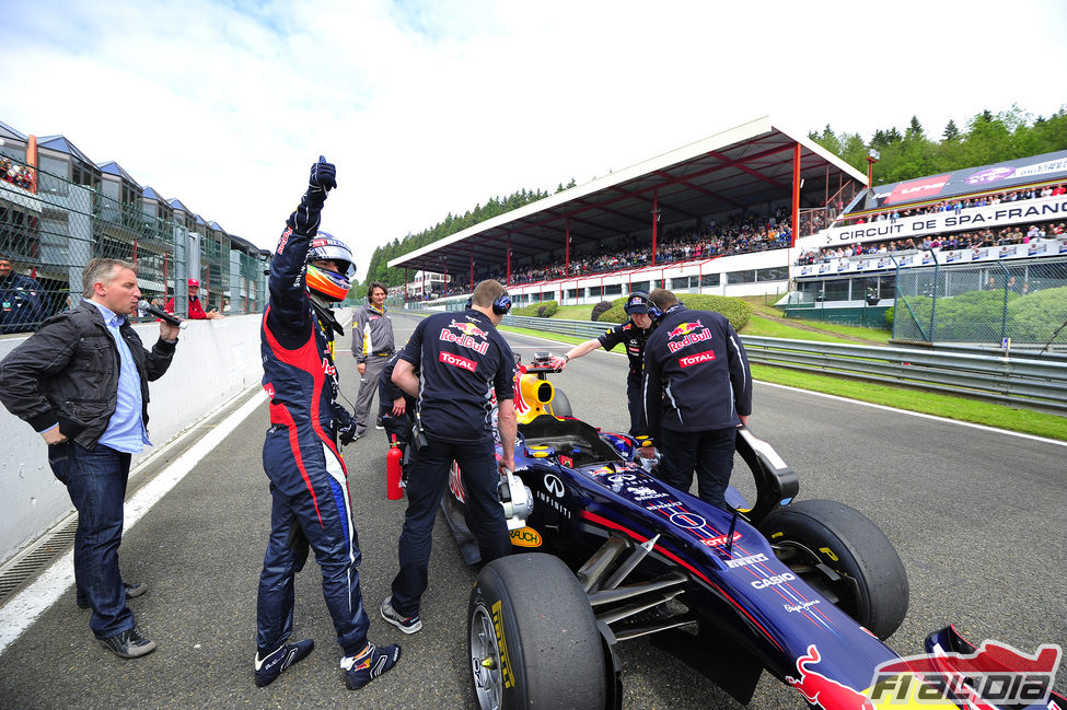 Daniel Ricciardo saluda al público de Spa-Francorchamps