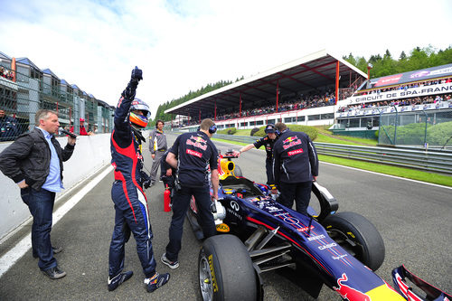 Daniel Ricciardo saluda al público de Spa-Francorchamps