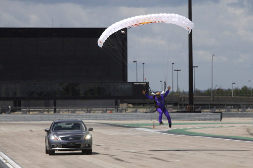 Coche vs. parapente en Canadá