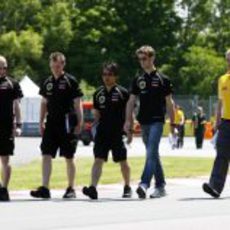 Romain Grosjean pasea por la pista de Montreal con sus ingenieros