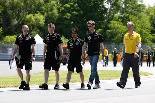 Romain Grosjean pasea por la pista de Montreal con sus ingenieros