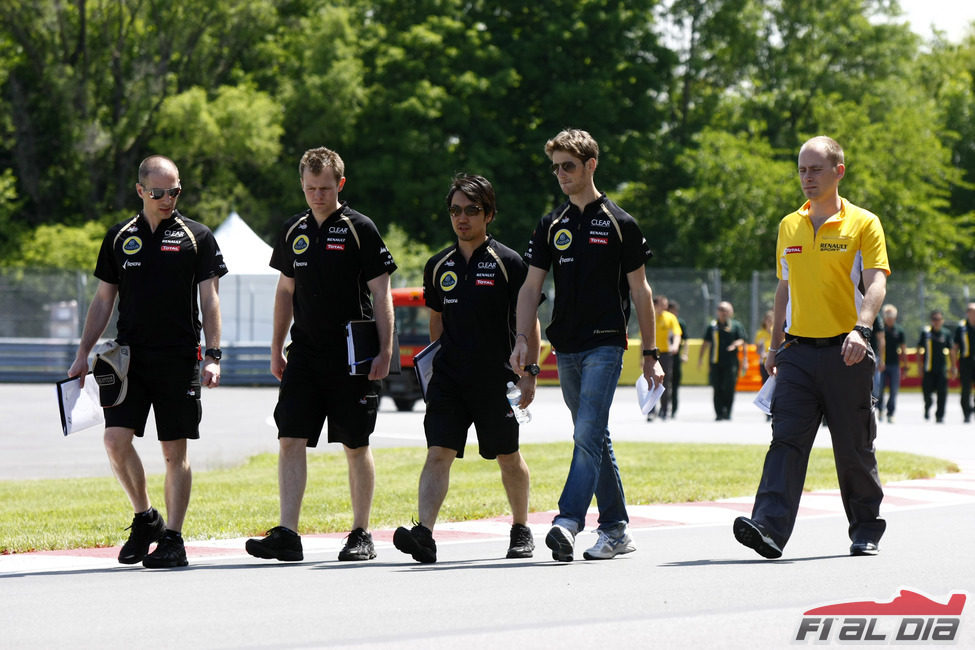 Romain Grosjean pasea por la pista de Montreal con sus ingenieros