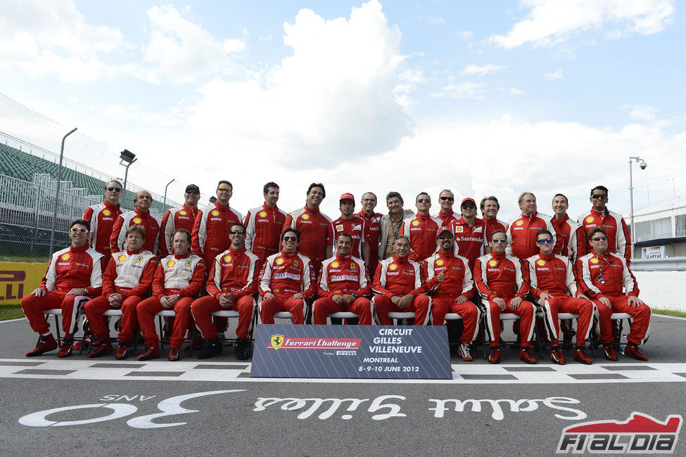 Alonso, Massa y Domenicali con los pilotos de la Ferrari Challenge en Canadá