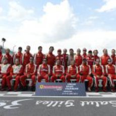 Alonso, Massa y Domenicali con los pilotos de la Ferrari Challenge en Canadá