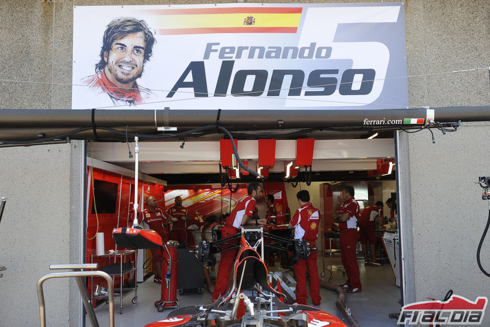 El retrato de Fernando Alonso en su box de Canadá 2012