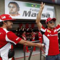 Fernando Alonso bromea con Felipe Massa en Montreal