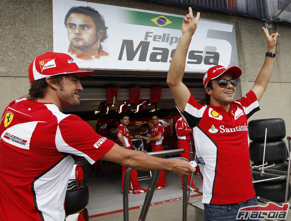 Fernando Alonso bromea con Felipe Massa en Montreal